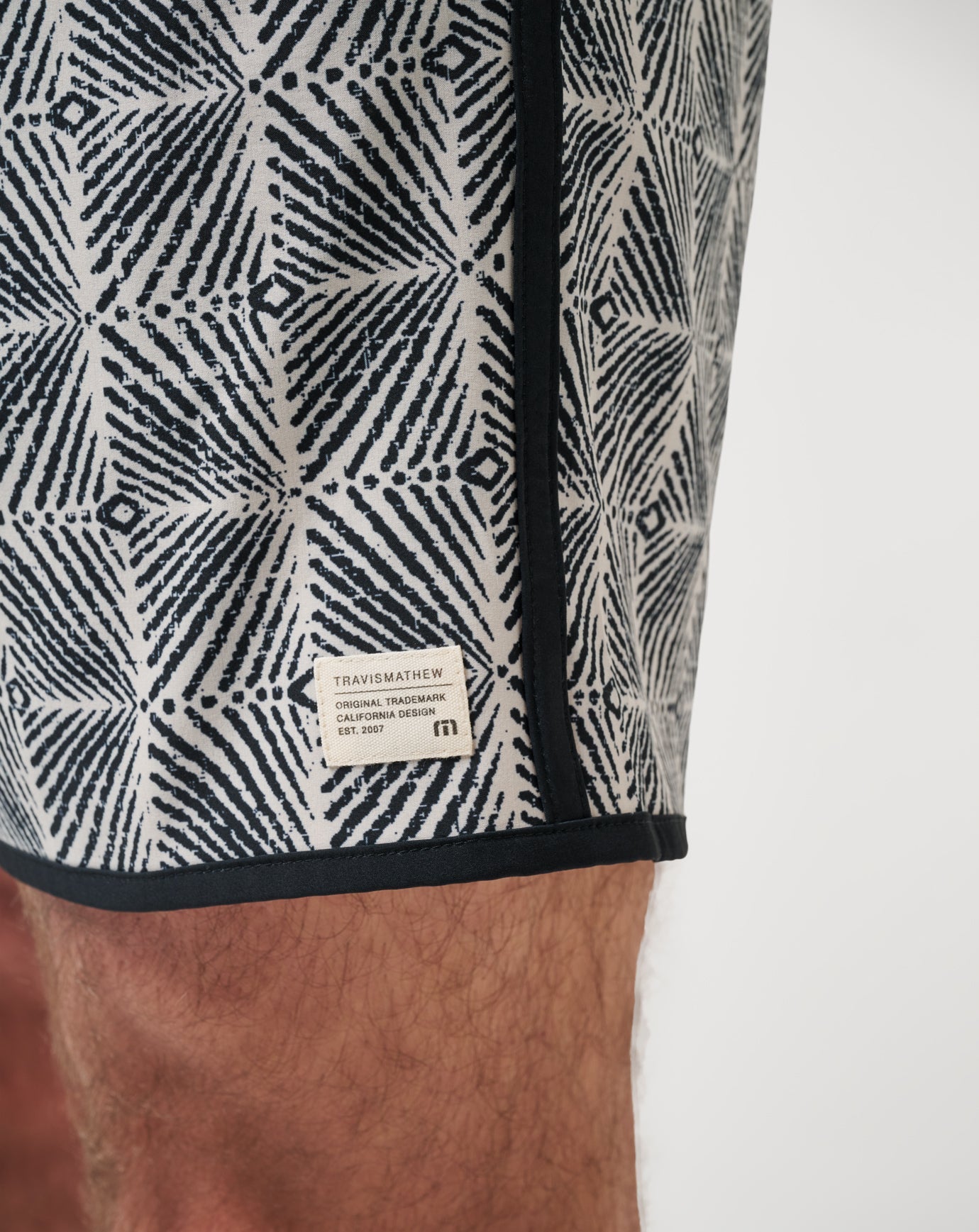 Men Sandswept Short 8In